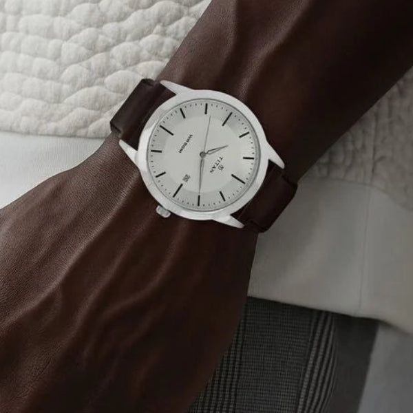 Titan 1584SL03 | Titan ClTitan 1584SL03 classic Silver Dial Analog with Date Leather Strap watch for Men