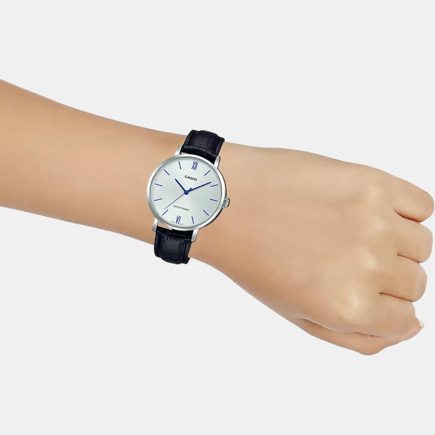 Enticer Women Quartz White Dial Analog Leather Watch A1627