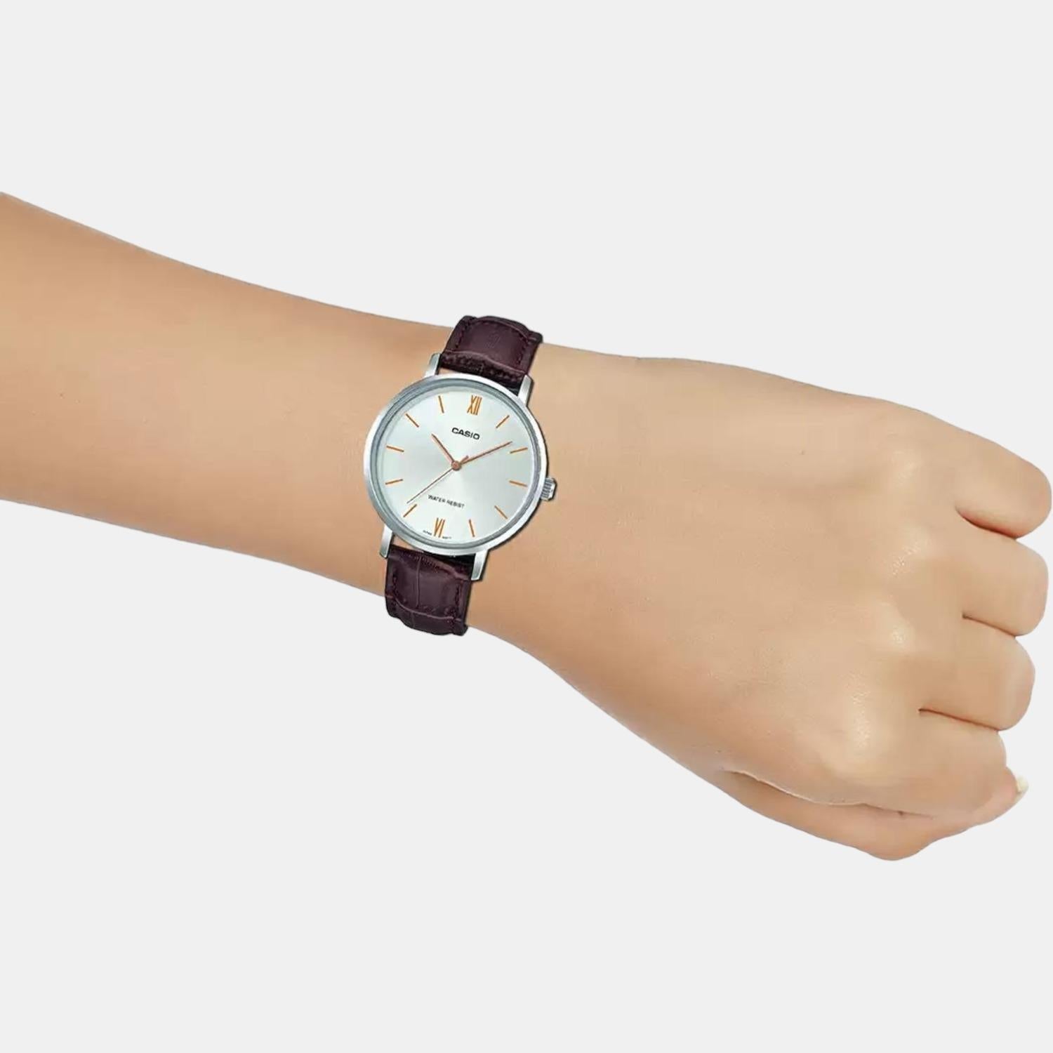 Enticer Women Quartz Silver Dial Analog Leather Watch A1628